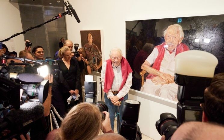 Guy Warren with Peter Wegner’s Portrait of Guy Warren at 100, winner of the Archibald Prize 2021